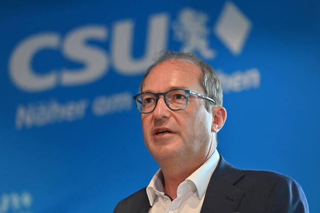 Alexander DOBRINDT (Vorsitzender der CSU Landesgruppe im Deutschen Bundestag), Einzelbild,angeschnittenes Einzelmotiv,Portraet,Portrait,Porträt. Pressekonferenz im Anschluss an Videokonferenz des CSU Praesidiums zum Thema Afghanistan in der CSU Zentrale in Muenchen am 19.08.2021.
