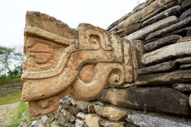 stone dragon head sculpture on Mayan pyramid, 18.09.2014 15:36:24, Copyright: xQuasarphotox Panthermedia12434188