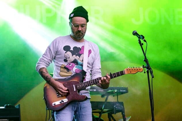 Sascha Eigner von Jupiter Jones live im Rahmen der Konzertreihe Juicy Beats Park Sessions im Westfalenpark. Dortmund, 18.08.2021