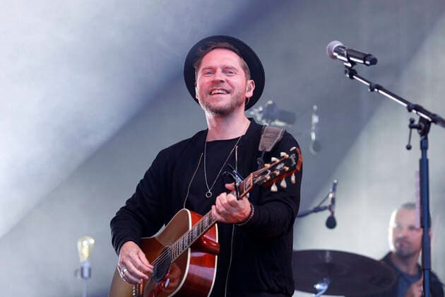 Johannes Oerding live beim BonnLive Kulturgarten Open Air 2021 in der Rheinaue. Bonn, 18.08.2021