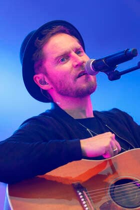 Johannes Oerding live beim BonnLive Kulturgarten Open Air 2021 in der Rheinaue. Bonn, 18.08.2021