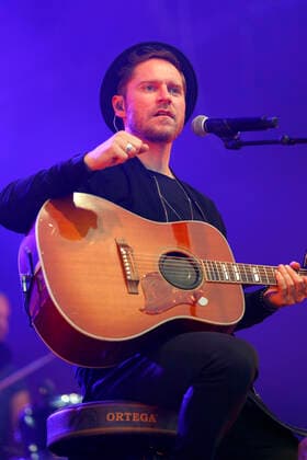Johannes Oerding live beim BonnLive Kulturgarten Open Air 2021 in der Rheinaue. Bonn, 18.08.2021