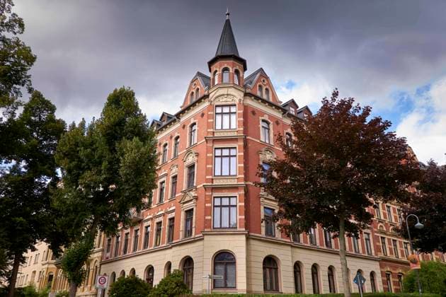 Jugendstil Fassade in der Barbarossa Straße. Chemnitz (von 1953 bis 1990 Karl-Marx-Stadt) ist eine kreisfreie Stadt im Südwesten des Freistaates Sachsen in Chemnitz, Deutschland am 15.08.2021 *** Art Nouveau facade in Barbarossa Street Chemnitz from 1953 to 1990 Karl Marx City is an independent city in the southwest of the Free State of Saxony in Chemnitz, Germany on 15 08 2021