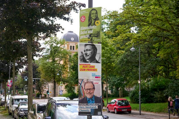 Wahlplakate der Grünen, FDP, CDU an einer Laterne Chemnitz (von 1953 bis 1990 Karl-Marx-Stadt) ist eine kreisfreie Stadt im Südwesten des Freistaates Sachsen in Chemnitz, Deutschland am 15.08.2021