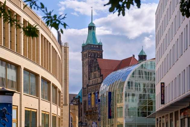 Peek und Cloppenburg Geschäft in Chemnitz mit dem historischen Rathaus. Chemnitz (von 1953 bis 1990 Karl-Marx-Stadt) ist eine kreisfreie Stadt im Südwesten des Freistaates Sachsen in Chemnitz, Deutschland am 15.08.2021 *** Peek and Cloppenburg store in Chemnitz with the historic Chemnitz City Hall from 1953 to 1990 Karl Marx Stadt is an independent city in the southwest of the Free State of Saxony in Chemnitz, Germany on 15 08 2021