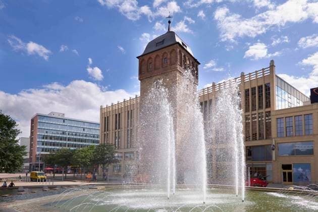 Der Rote Turm ist das Wahrzeichen der Stadt Chemnitz und deren ältestes erhaltenes Bauwerk. Er wurde gegen Ende des 12. Jahrhunderts errichtet. Chemnitz (von 1953 bis 1990 Karl-Marx-Stadt) ist eine kreisfreie Stadt im Südwesten des Freistaates Sachsen in Chemnitz, Deutschland am 15.08.2021 *** The Red Tower is the landmark of the city of Chemnitz and its oldest surviving structure It was built towards the end of the 12th century Chemnitz from 1953 to 1990 Karl Marx City is an independent city in the southwest of the Free State of Saxony in Chemnitz, Germany on 15 08 2021