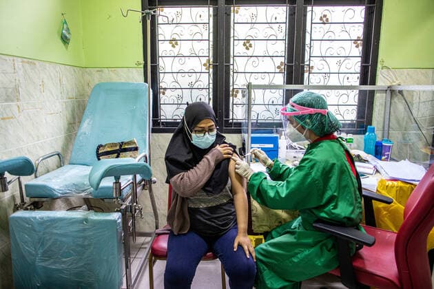 Coronavirus Vaccination For Pregnant Women In Indonesia Coronavirus vaccination for pregnant women at Jagakarsa Health Center, South Jakarta, Indonesia, on August 19, 2021. Jakarta Jakarta Indonesia husni-covid19v210819_np9YM  Copyright: xDonalxHusnix