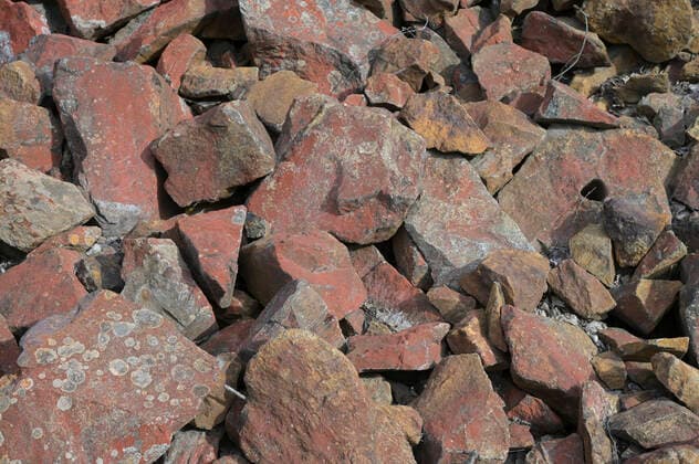 IMAGO Nature: Unsere Erde, Ressourcen, Erze Sweden, Falu Rödfärg factory SWEDEN, Falun, Falu Rödfärg factory, from the remains of the Falu copper mining the typical red colour paint , swedish röd färg, for the swedish timber houses is still produced here *** SCHWEDEN, Falun, Falu Rödfärg Farben Pigment Fabrik, hier wird noch heute aus den Überresten des ehemaligen Kupferbergbaus, der 1992 geschlossen wurde, die originale rote Pigmentfarbe für den Anstrich der schwedischen Holzhäuser hergestellt, Rohmaterial Abraummit roter Farbpigmentierung Falun Dalarnas län Sweden