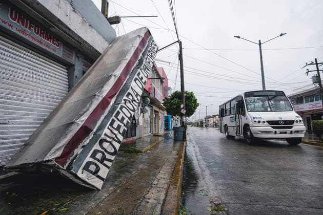 Hurrican Grace Hits Playa Del Carmen Coast An announcement of a shop fell after Category 1 Hurricane Grace hit Playa del Carmen in the Mexican Caribbean. On August 19, 2021 in Playa Del Carmen, Mexico. Playa Del Carmen Quintana Roo Mexico group-hurrican210819_npyEu  Copyright: xEyepixx