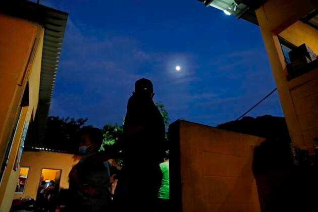 Several people spend the night in a shelter for migrants located on the El Ceibo border between Mexico and Guatemala, in El Ceibo, La Libertad municipality, Guatemala, 18 August 2021 (Issued 19 August 2021. Raul, 27, was deported to Guatemala with his little daughter on Wednesday, after unsuccessfully pursuing the American dream. But the return home has become a nightmare for him and for thousands more Central American migrants, who are returned to a border point in the north of the territory, in the middle of nowhere. EFE Esteban Biba Deportations become a nightmare for migrants in Guatemala !ACHTUNG: NUR REDAKTIONELLE NUTZUNG!  Copyright: xEstebanxBibax AME9781 20210819-fbdb264bfd4fa50260fc75f3efb6462fc856c032