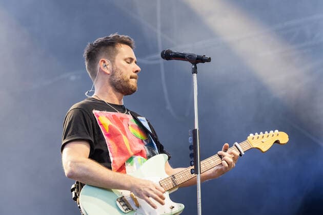 Sänger und Gitarrist Johannes Strate - Live Auftritt der Rock-Pop Band Revolverheld mit der Festival Sommer Tour im BonnLive Kulturgarten Am Römerbad Bonn, 19.08.2021 BonnLive ist eine Kooperation zwischen der fünfdrei Eventagentur und Rheinevents Bonn Castell NRW Deutschland