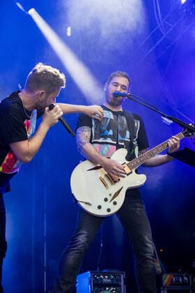 Johannes Strate und Niels Kristian Hansen - Live Auftritt der Rock-Pop Band Revolverheld mit der Festival Sommer Tour im BonnLive Kulturgarten Am Römerbad Bonn, 19.08.2021 BonnLive ist eine Kooperation zwischen der fünfdrei Eventagentur und Rheinevents Bonn Castell NRW Deutschland