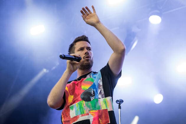Sänger und Gitarrist Johannes Strate - Live Auftritt der Rock-Pop Band Revolverheld mit der Festival Sommer Tour im BonnLive Kulturgarten Am Römerbad Bonn, 19.08.2021 BonnLive ist eine Kooperation zwischen der fünfdrei Eventagentur und Rheinevents Bonn Castell NRW Deutschland