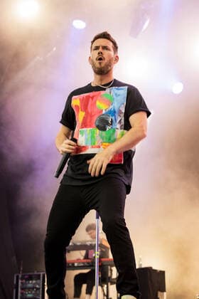Sänger und Gitarrist Johannes Strate - Live Auftritt der Rock-Pop Band Revolverheld mit der Festival Sommer Tour im BonnLive Kulturgarten Am Römerbad Bonn, 19.08.2021 BonnLive ist eine Kooperation zwischen der fünfdrei Eventagentur und Rheinevents Bonn Castell NRW Deutschland