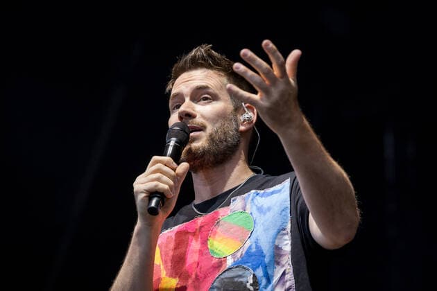 Sänger und Gitarrist Johannes Strate - Live Auftritt der Rock-Pop Band Revolverheld mit der Festival Sommer Tour im BonnLive Kulturgarten Am Römerbad Bonn, 19.08.2021 BonnLive ist eine Kooperation zwischen der fünfdrei Eventagentur und Rheinevents Bonn Castell NRW Deutschland