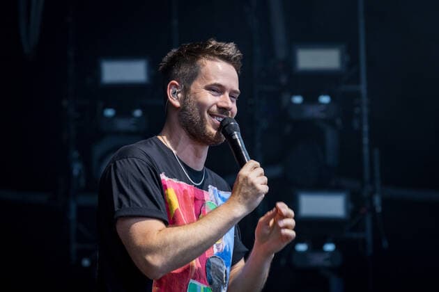 Sänger und Gitarrist Johannes Strate - Live Auftritt der Rock-Pop Band Revolverheld mit der Festival Sommer Tour im BonnLive Kulturgarten Am Römerbad Bonn, 19.08.2021 BonnLive ist eine Kooperation zwischen der fünfdrei Eventagentur und Rheinevents Bonn Castell NRW Deutschland
