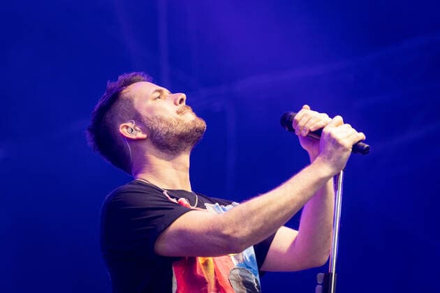 Sänger und Gitarrist Johannes Strate - Live Auftritt der Rock-Pop Band Revolverheld mit der Festival Sommer Tour im BonnLive Kulturgarten Am Römerbad Bonn, 19.08.2021 BonnLive ist eine Kooperation zwischen der fünfdrei Eventagentur und Rheinevents Bonn Castell NRW Deutschland