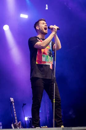 Sänger und Gitarrist Johannes Strate - Live Auftritt der Rock-Pop Band Revolverheld mit der Festival Sommer Tour im BonnLive Kulturgarten Am Römerbad Bonn, 19.08.2021 BonnLive ist eine Kooperation zwischen der fünfdrei Eventagentur und Rheinevents Bonn Castell NRW Deutschland