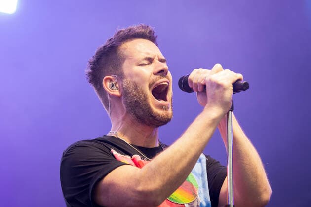 Sänger und Gitarrist Johannes Strate - Live Auftritt der Rock-Pop Band Revolverheld mit der Festival Sommer Tour im BonnLive Kulturgarten Am Römerbad Bonn, 19.08.2021 BonnLive ist eine Kooperation zwischen der fünfdrei Eventagentur und Rheinevents Bonn Castell NRW Deutschland