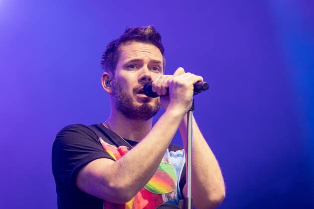 Sänger und Gitarrist Johannes Strate - Live Auftritt der Rock-Pop Band Revolverheld mit der Festival Sommer Tour im BonnLive Kulturgarten Am Römerbad Bonn, 19.08.2021 BonnLive ist eine Kooperation zwischen der fünfdrei Eventagentur und Rheinevents Bonn Castell NRW Deutschland