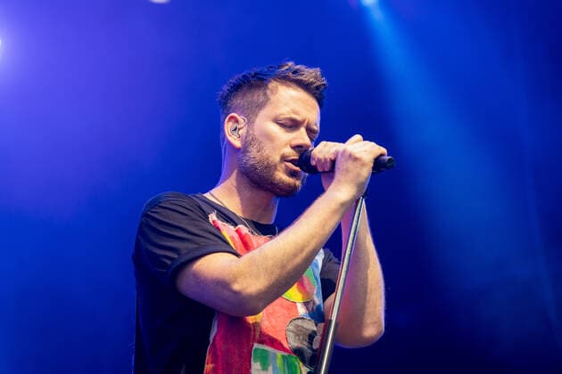 Sänger und Gitarrist Johannes Strate - Live Auftritt der Rock-Pop Band Revolverheld mit der Festival Sommer Tour im BonnLive Kulturgarten Am Römerbad Bonn, 19.08.2021 BonnLive ist eine Kooperation zwischen der fünfdrei Eventagentur und Rheinevents Bonn Castell NRW Deutschland
