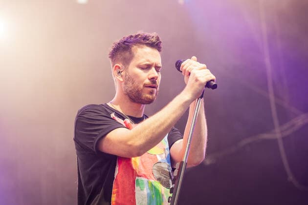 Sänger und Gitarrist Johannes Strate - Live Auftritt der Rock-Pop Band Revolverheld mit der Festival Sommer Tour im BonnLive Kulturgarten Am Römerbad Bonn, 19.08.2021 BonnLive ist eine Kooperation zwischen der fünfdrei Eventagentur und Rheinevents Bonn Castell NRW Deutschland