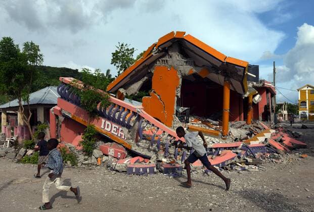 Bilder des Jahres 2021, News 08 August News Themen der Woche KW33 News Bilder des Tages August 19, 2021, Les Cayes, Haiti: Haitians cope with the aftermath of a massive earthquake in Port-a-Piment, Haiti on August 19, 2021. Les Cayes Haiti - ZUMAg208 20210819_zap_g208_012 Copyright: xCarolxGuzyx