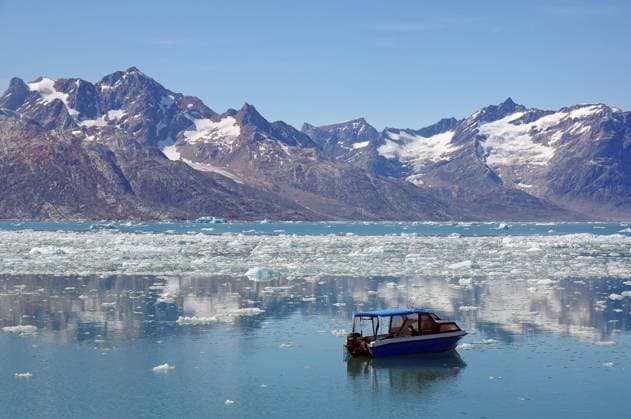  IMAGO Nature: Unsere Erde, Klimawandel, Arktische und Antarktische Eisschmelze  Aussicht auf ein blaues, kleines Boot und einen Fjord, der mit Treibeis gefüllt ist, raue Berge im Hintergrund, Sommer, Arktis, Knud Rasmussen Fjord, Tasilaq, Grönland, Dänemark, Nordamerika *** View of a blue small boat and a fjord filled with drift ice, rugged mountains in the background, summer, Arctic, Knud Rasmussen Fjord, Tasilaq, Greenland, Denmark, North America Copyright: imageBROKER/ReinhardxPantke ibxrpa07087024.jpg