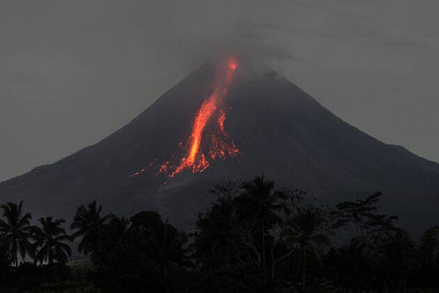 Bilder des Jahres 2021, News 08 August News Themen der Woche KW33 News Bilder des Tages (210820) -- MAGELANG, Aug. 20, 2021 -- Photo taken on Aug. 20, 2021 shows volcanic materials spewing from Mount Merapi, seen from Srumbung village in Magelang, Central Java, Indonesia. (Photo by Xinhua) INDONESIA-MOUNT MERAPI-ERUPTION PriyoxUtomo 
