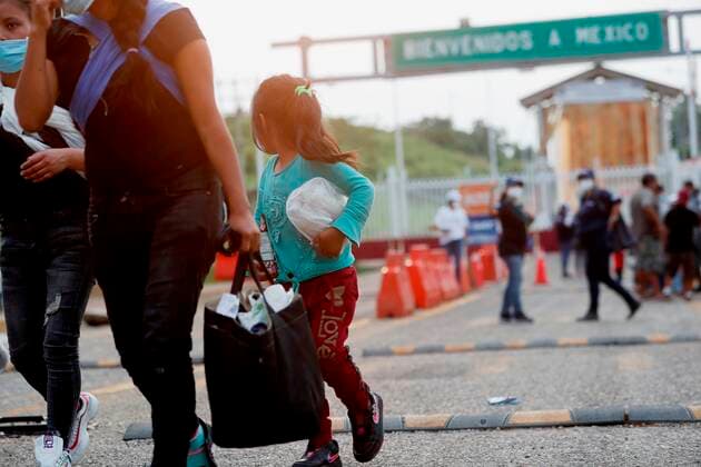 Migrants cross the border after US authorities deported them to Guatemala, today in El Ceibo, Guatemala 19 August 2021. Raul, 27, was deported to Guatemala with his little daughter on Wednesday, after unsuccessfully seeking the American dream . But the return home has become a nightmare for him and thousands of Central American migrants who are returned to a border point in the north of the territory, in the middle of nowhere. Deportations become a nightmare for migrants in Guatemala !ACHTUNG: NUR REDAKTIONELLE NUTZUNG!  Copyright: xEstebanxBibax AME9865 20210820-92dab2d3e69d39100cad2e6ba5c7292f32af7680