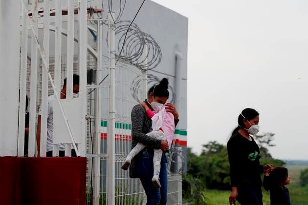 Migrants cross the border after US authorities deported them to Guatemala, today in El Ceibo, Guatemala 19 August 2021. Raul, 27, was deported to Guatemala with his little daughter on Wednesday, after unsuccessfully seeking the American dream . But the return home has become a nightmare for him and thousands of Central American migrants who are returned to a border point in the north of the territory, in the middle of nowhere. Deportations become a nightmare for migrants in Guatemala !ACHTUNG: NUR REDAKTIONELLE NUTZUNG!  Copyright: xEstebanxBibax AME9866 20210820-e98333d6b6c01c6fd93aae5f8bc5d2f6646e32dd