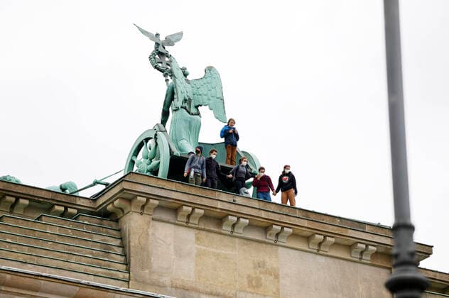 Bilder des Jahres 2021, News 08 August News Themen der Woche KW33 News Bilder des Tages Im Rahmen einer Aktionswoche haben Klimaschutz-Aktivisten den Platz am Brandenburger Tor blockiert. Am frühen Morgen kletterten zudem mehrere Personen auf das Brandenburger Tor. Berlin, 20.08.2021 *** As part of a week of action, climate protection activists have blocked the square at the Brandenburg Gate In the early morning, several people also climbed on the Brandenburg Gate Berlin, 20 08 2021 Foto:xJ.xMWx xFuturexImage