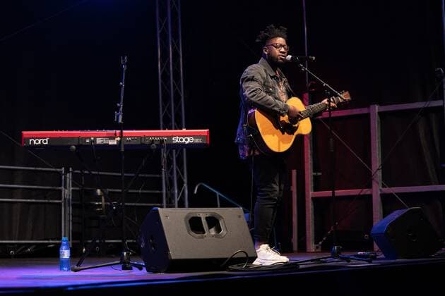 Mit dem Titel Call You Home gelingt Kelvin Jones 2014 der Durchbruch. Kelvin Jones live auf dem Jazz & Joy in Worms. Worms Jazz & Joy Rheinland-Pfalz