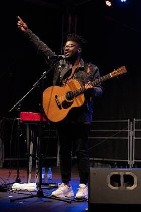 Mit dem Titel Call You Home gelingt Kelvin Jones 2014 der Durchbruch. Kelvin Jones live auf dem Jazz & Joy in Worms. Worms Jazz & Joy Rheinland-Pfalz
