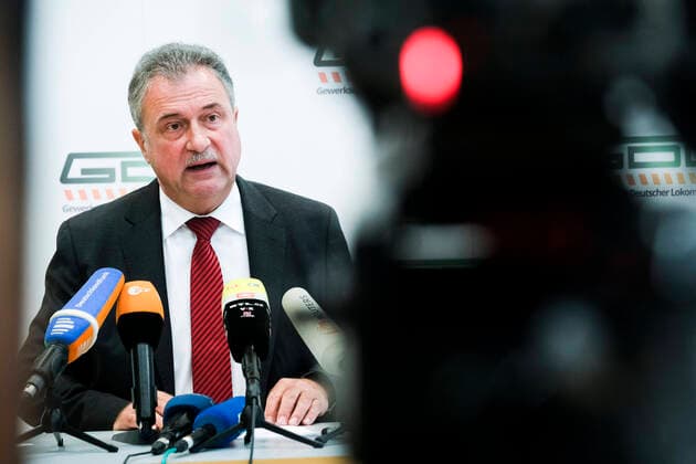 Claus Weselsky, Bundesvorsitzender der GDL, Gewerkschaft Deutscher Lokomotivführer, informiert bei der Pressekonferenz über das weitere Vorgehen im Arbeitskampf mit der Deutschen Bahn, DB im DDV Forum am 20.08.21 in Berlin Claus Weselsky GDL gibt Pressekonferenz in Berlin *** Claus Weselsky, Federal Chairman of the GDL, Gewerkschaft Deutscher Lokomotivführer, informs at the press conference about the further procedure in the industrial dispute with Deutsche Bahn, DB at the DDV Forum on 20 08 21 in Berlin Claus Weselsky GDL gives press conference in Berlin