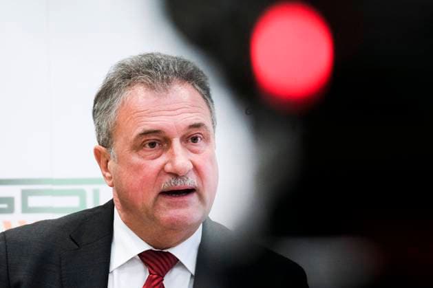 Bilder des Jahres 2021, News 08 August News Themen der Woche KW33 News Bilder des Tages Claus Weselsky, Bundesvorsitzender der GDL, Gewerkschaft Deutscher Lokomotivführer, informiert bei der Pressekonferenz über das weitere Vorgehen im Arbeitskampf mit der Deutschen Bahn, DB im DDV Forum am 20.08.21 in Berlin Claus Weselsky GDL gibt Pressekonferenz in Berlin *** Claus Weselsky, Federal Chairman of the GDL, Gewerkschaft Deutscher Lokomotivführer, informs at the press conference about the further procedure in the industrial dispute with Deutsche Bahn, DB at the DDV Forum on 20 08 21 in Berlin Claus Weselsky GDL gives press conference in Berlin