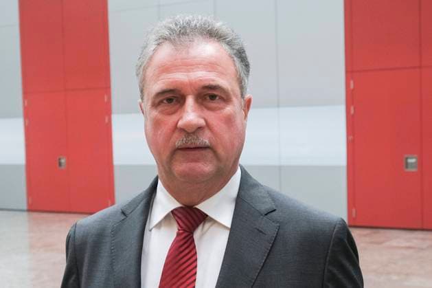 Claus Weselsky, Bundesvorsitzender der GDL, Gewerkschaft Deutscher Lokomotivführer, informiert bei der Pressekonferenz über das weitere Vorgehen im Arbeitskampf mit der Deutschen Bahn, DB im DDV Forum am 20.08.21 in Berlin Claus Weselsky GDL gibt Pressekonferenz in Berlin *** Claus Weselsky, Federal Chairman of the GDL, Gewerkschaft Deutscher Lokomotivführer, informs at the press conference about the further procedure in the industrial dispute with Deutsche Bahn, DB at the DDV Forum on 20 08 21 in Berlin Claus Weselsky GDL gives press conference in Berlin