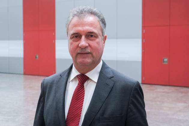 Claus Weselsky, Bundesvorsitzender der GDL, Gewerkschaft Deutscher Lokomotivführer, informiert bei der Pressekonferenz über das weitere Vorgehen im Arbeitskampf mit der Deutschen Bahn, DB im DDV Forum am 20.08.21 in Berlin Claus Weselsky GDL gibt Pressekonferenz in Berlin *** Claus Weselsky, Federal Chairman of the GDL, Gewerkschaft Deutscher Lokomotivführer, informs at the press conference about the further procedure in the industrial dispute with Deutsche Bahn, DB at the DDV Forum on 20 08 21 in Berlin Claus Weselsky GDL gives press conference in Berlin