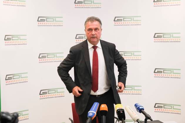 Claus Weselsky, Bundesvorsitzender der GDL, Gewerkschaft Deutscher Lokomotivführer, informiert bei der Pressekonferenz über das weitere Vorgehen im Arbeitskampf mit der Deutschen Bahn, DB im DDV Forum am 20.08.21 in Berlin Claus Weselsky GDL gibt Pressekonferenz in Berlin *** Claus Weselsky, Federal Chairman of the GDL, Gewerkschaft Deutscher Lokomotivführer, informs at the press conference about the further procedure in the industrial dispute with Deutsche Bahn, DB at the DDV Forum on 20 08 21 in Berlin Claus Weselsky GDL gives press conference in Berlin