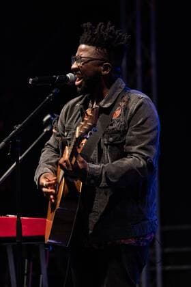 Mit dem Titel Call You Home gelingt Kelvin Jones 2014 der Durchbruch. Kelvin Jones live auf dem Jazz & Joy in Worms. Worms Jazz & Joy Rheinland-Pfalz