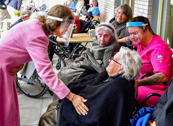 Bilder des Jahres 2021, Entertainment 08 August Entertainment Themen der Woche KW33 Entertainment Bilder des Tages King Carl Gustaf and Queen Silvia chat with the residents at the special accommodation Solhem in Mönsteras during their visit in Kalmar county. MÖNSTERÅS Sweden x10030x *** King Carl Gustaf and Queen Silvia chat with the residents at the special accommodation Solhem in Mönsteras during their visit in Kalmar county MÖNSTERÅS Sweden x10030x,  Copyright: xJonasxEkströmer TTx ROYAL COUNTY VISIT KALMAR
