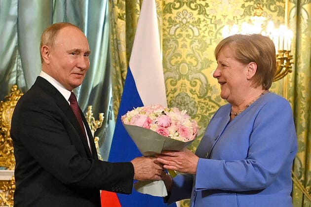 Bilder des Jahres 2021, News 08 August News Themen der Woche KW33 News Bilder des Tages MOSCOW, RUSSIA â€“ AUGUST 20, 2021: Russiaâ€™s President Vladimir Putin (L) presents flowers to Germanyâ€™s Chancellor Angela Merkel during a meeting in the Moscow Kremlin. Merkel has announced that she will not stand for re-election in the upcoming German federal election, which is scheduled to be held in September 2021. Yevgeny Odinokov Russian Presidential Press and Information Office TASS  TS10D18E
