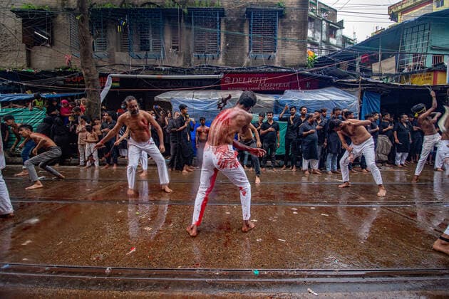 Bilder des Jahres 2021, News 08 August News Themen der Woche KW33 News Bilder des Tages Indien, Aschura Fest in Kolkata India: Muharram 2021 in Kolkata (EDITORS NOTE: Image contain graphic content) Shiite Muslims bleed and mourn on the10th day of Muharram UL Haram, knows as Ashura by remembering the sacrifice of Imam Hussain, who was martyred at the Battle of Karbala in 680 AD on this day. Kolkata West Bengal India Copyright: SuvajitxMukherjee