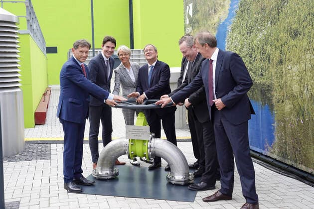 Bilder des Jahres 2021, News 08 August News Themen der Woche KW33 News Bilder des Tages Einweihung des Pumpwerk der Emschergenossenschaft in Oberhausen mit Armin Laschet Aktuell, 20.08.2021, Oberhausen; Armin Laschet der CDU Vorsitzende und NRW Ministerpraesident gemeinsam mit Prof. Dr. Uli Paetzel und Dr. Emanuel Gruen und weiteren Offiziellen wird symbilisch am Pumprad gedreht bei der Einweihung des Pumpwerk der Emschergenossenschaft in Oberhausen ein Oberhausen Nordrhein-Westfalen Deutschland *** Inauguration of the pumping station of the Emschergenossenschaft in Oberhausen with Armin Laschet Current, 20 08 2021, Oberhausen Armin Laschet the CDU chairman and NRW State Premier together with Prof Dr Uli Paetzel and Dr Emanuel Gruen and other officials is turned symbilic at the pumping wheel at the inauguration of the pumping