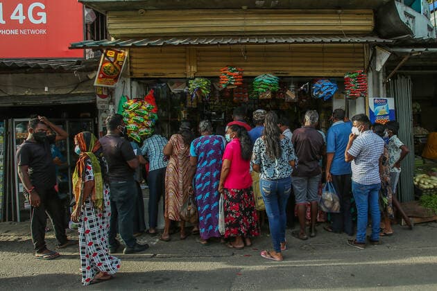 Coronavirus in Sri Lanka, Eindrücke aus Colombo August 20, 2021, colombo, Sri Lanka: People buy essential goods at a local market before the island-wide lockdown in Colombo, Sri Lanka, 20 August 2021. The Sri Lankan government has imposed island-wide lockdown till 30 August in order to prevent the spread of coronavirus. colombo Sri Lanka. - ZUMAd152 20210820_znp_d152_016 Copyright: xPradeepxDambaragex