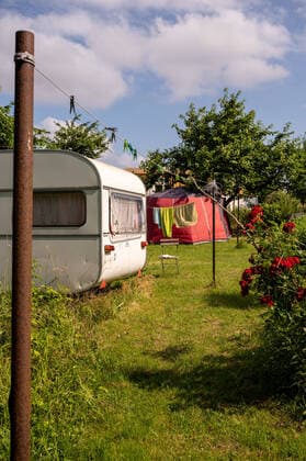 IMAGO Creative: Landleben - Alfresco, Draußen Biohof Sorge Über Hof Baldereck Im Januar 2019 haben wir die Rügener Spezialitätenmanufaktur übernommen, welche von unseren Eltern bzw. Schwiegereltern Britta-Maria Sorge und Frank Sorge im Jahr 2005 gegründet und in der Folge 14 Jahre lang erfolgreich geführt wurde. Mit unseren drei Kindern zogen wir nach Baldereck und sind jeden Tag dankbar, das Leben und Arbeiten auf diesem Hof miteinander verbinden zu können. ‹ Unser Steckenpferd sind unsere bio-zertifizierten Backwaren aus dem Holzbackofen. Wir backen entsprechend unserer Öffnungszeiten täglich frische Sauerteig-Brote, Baguettes, Brötchen und Kuchen. In unserem Hofladen gibt es köstliche und außergewöhnliche Fruchtaufstriche und Chutneys, Honig aus eigener Imkerei, Nude