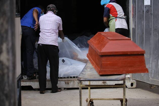 Coronavirus in Sri Lanka, Eindrücke aus Colombo Sri Lankans impose ten day full COVID lockdown Sri Lankan health workers transfer a suspected Covid-19 victim s body after being tested for Corona Virus back to a freezer storage container at the Judicial Medical Officer s premises at Borella in Colombo, Sri Lanka, 20 August 2021. Sri Lankan government announced on Friday (20) that an island-wide Quarantine curfew will be imposed till 30 August 2021 in order to prevent the spread of coronavirus. Colombo Sri Lanka basnayaka-notitle210820_npBXU  Copyright: xTharakaxBasnayakax