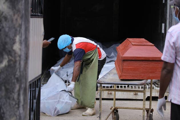 Coronavirus in Sri Lanka, Eindrücke aus Colombo Sri Lankans impose ten day full COVID lockdown Sri Lankan health workers transfer a suspected Covid-19 victim s body after being tested for Corona Virus back to a freezer storage container at the Judicial Medical Officer s premises at Borella in Colombo, Sri Lanka, 20 August 2021. Colombo, Sri Lanka, 20 August 2021. Sri Lankan government announced on Friday (20) that an island-wide Quarantine curfew will be imposed till 30 August 2021 in order to prevent the spread of coronavirus Colombo Sri Lanka basnayaka-srilanka210820_npFuY  Copyright: xTharakaxBasnayakax