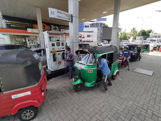 Coronavirus in Sri Lanka, Eindrücke aus Colombo Sri Lankans impose ten day full COVID lockdown Sri Lankans line up in queues at a filling station in Colombo, Sri Lanka, 20 August 2021. Sri Lankan government announced on Friday (20) that an island-wide Quarantine curfew will be imposed till 30 August 2021 in order to prevent the spread of coronavirus Colombo Sri Lanka basnayaka-srilanka210820_npztK  Copyright: xTharakaxBasnayakax