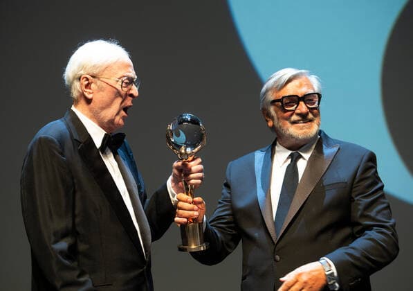Bilder des Jahres 2021, Entertainment 08 August Entertainment Themen der Woche KW33 Entertainment Bilder des Tages Karlovy Vary International Film Festival - Michael Caine erhält Auszeichnung für sein Lebenswerk Oscar-winning English actor Michael Caine (left) receives award for his outstanding contribution to world cinema from President of Festival Jiri Bartoska at the 55th edition of the Karlovy Vary International Film Festival, Friday, August 20, 2021. The international film festival returns to the Czech spa of Karlovy Vary after two years due to a delay caused by the coronavirus pandemic. (CTKxPhoto KaterinaxSulova) CTKPhotoP2021082007133  suk002